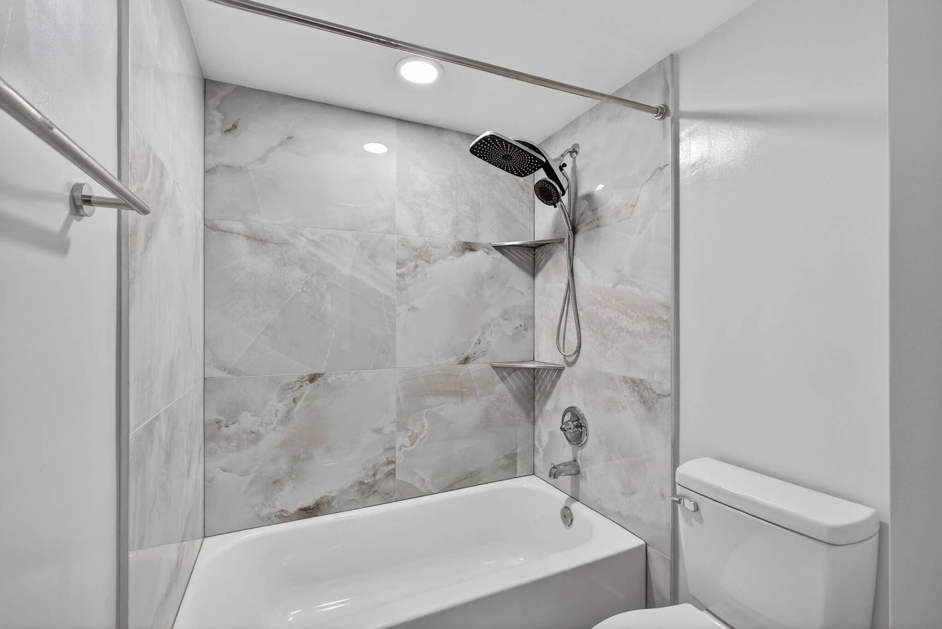 183 Charter Way, West Palm Beach, FL 33407 GUEST BATHROOM