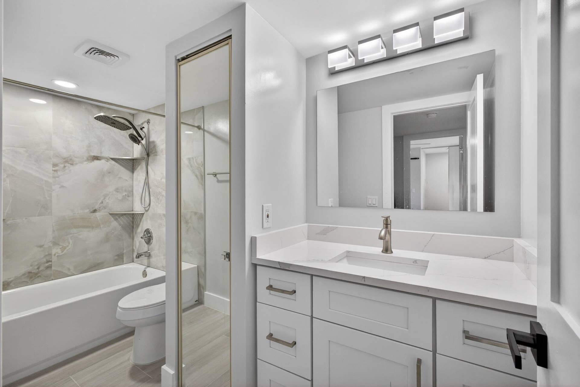 183 Charter Way, West Palm Beach, FL 33407 GUEST BATHROOM