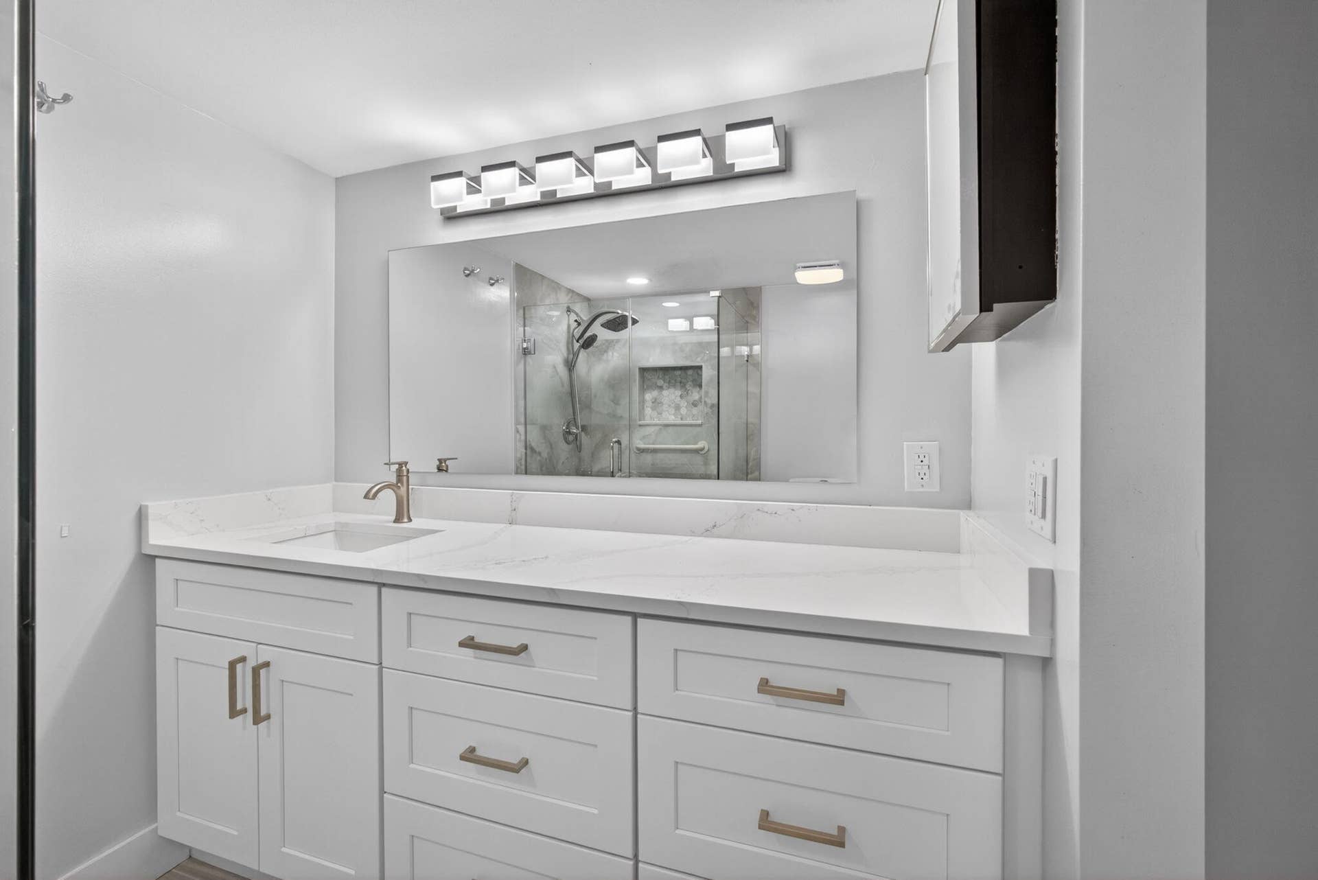 183 Charter Way, West Palm Beach, FL 33407 MASTER VANITY