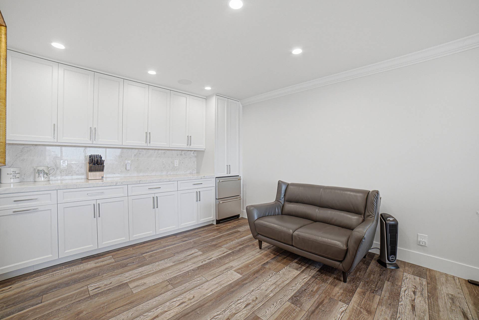 sitting area outside kitchen
