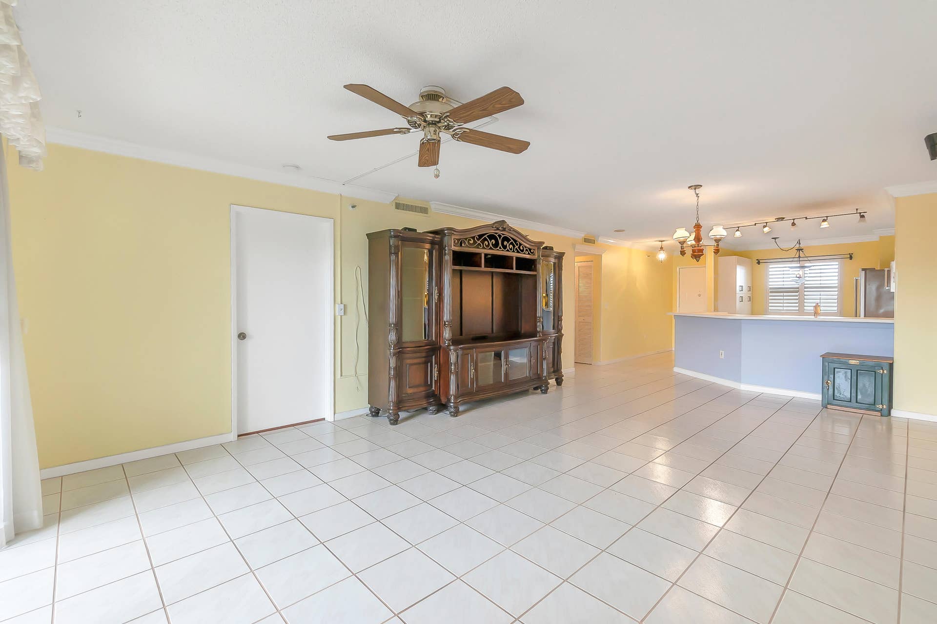 2334 S Cypress Bend Drive, #602, Pompano Beach, FL 33069 Expansive tiled flooring in a bright living/dining area