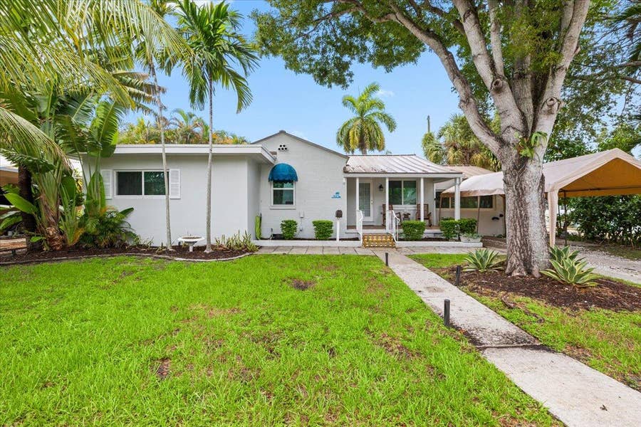 Property photo for 305 NE 14th Avenue, Fort Lauderdale, FL