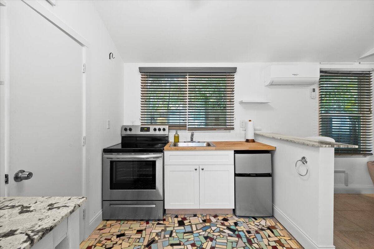 305 NE 14th Avenue, Fort Lauderdale, FL 33301 26-424A5671