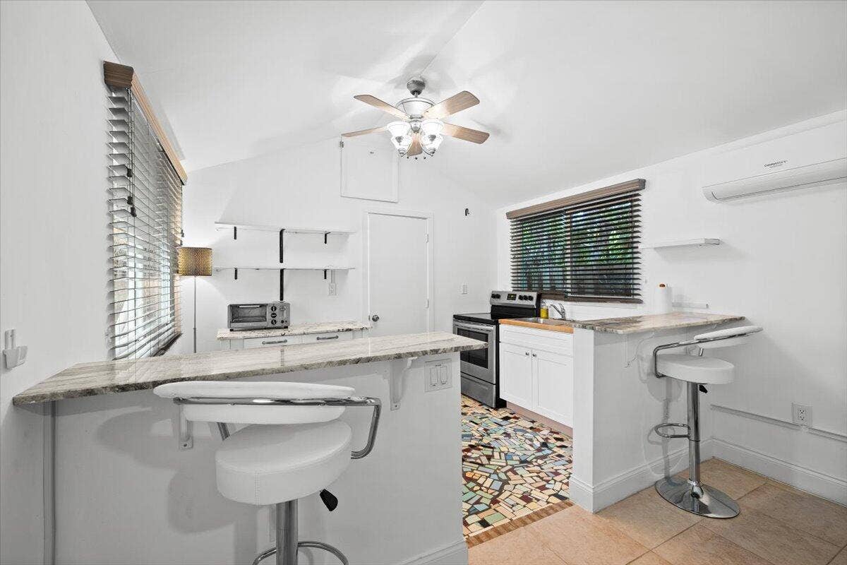 305 NE 14th Avenue, Fort Lauderdale, FL 33301 24-424A5666