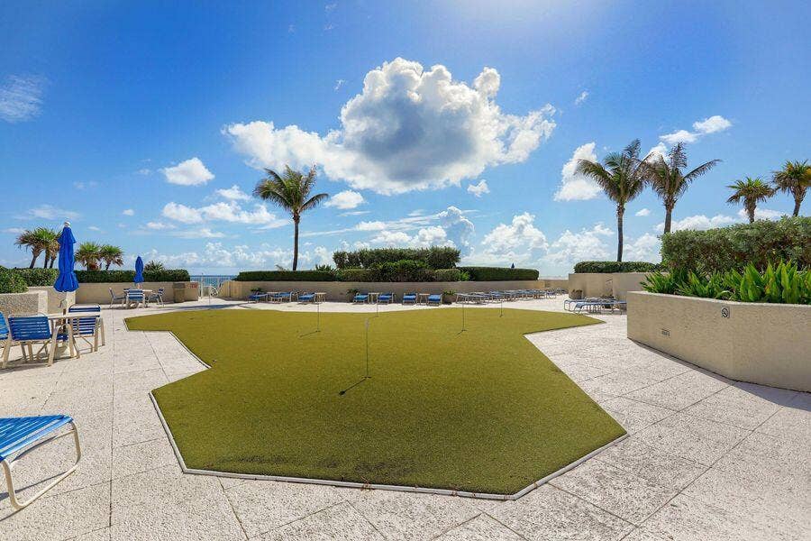 PUTTING GREEN