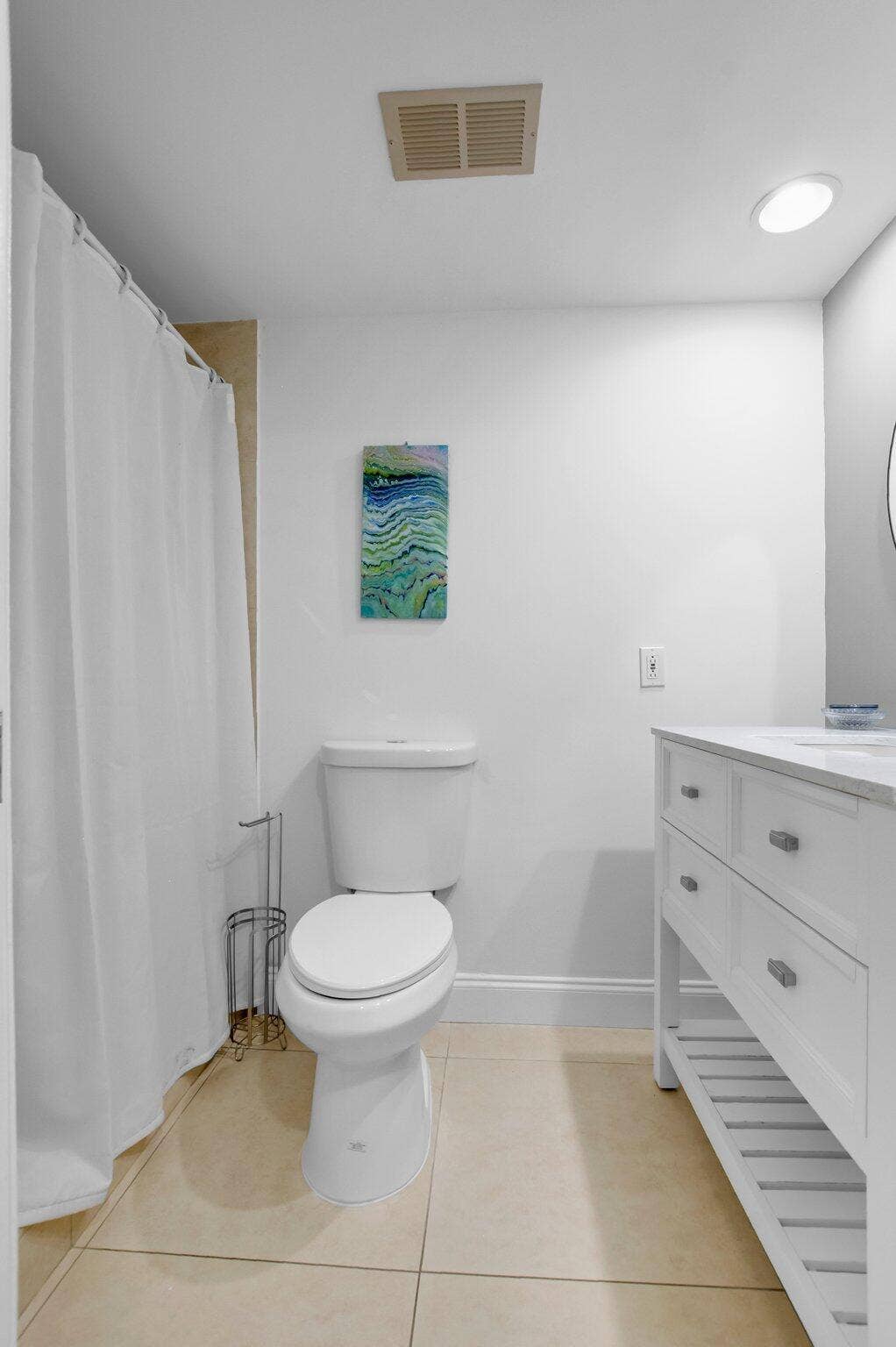 1222 Hillsboro Mile, #11, Hillsboro Beach, FL 33062 first floor bath
