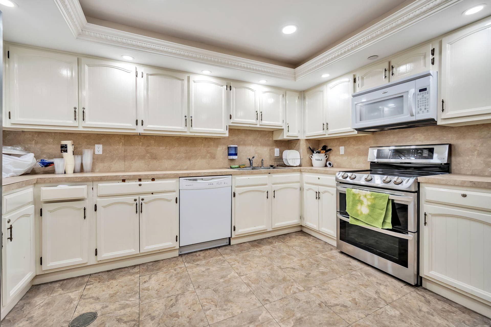 3200 Port Royale Drive N, #902, Fort Lauderdale, FL 33308 Clubouse kitchen