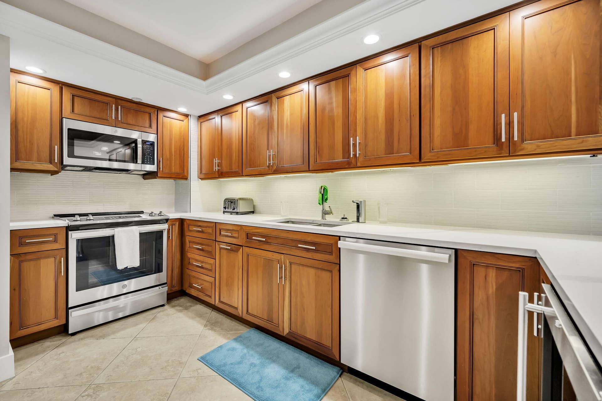 3200 Port Royale Drive N, #902, Fort Lauderdale, FL 33308 Upgraded kitchen