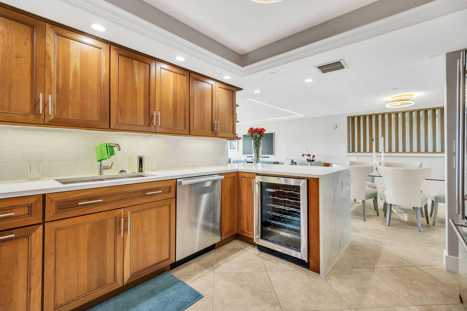 3200 Port Royale Drive N, #902, Fort Lauderdale, FL 33308 Upgraded kitchen