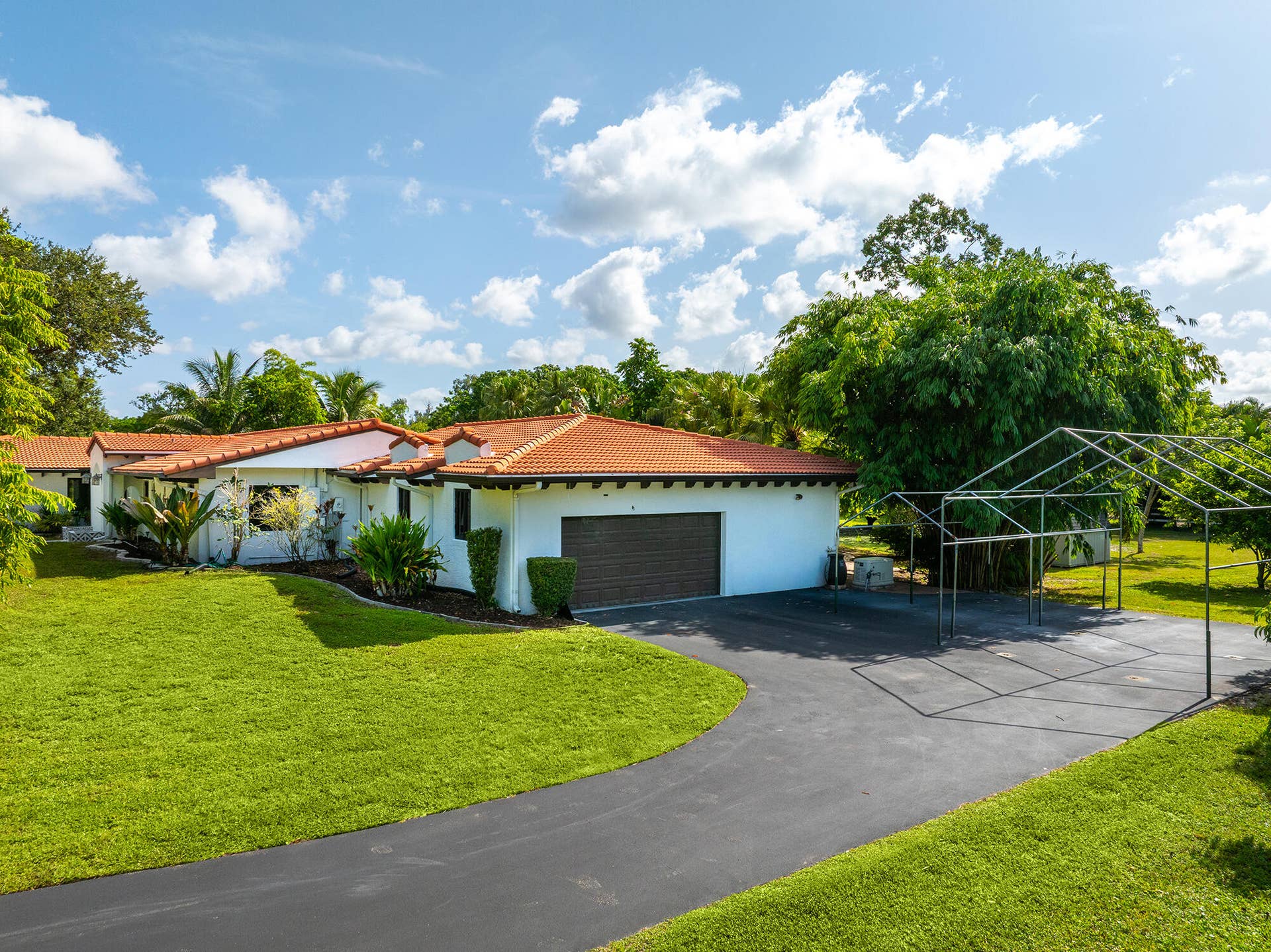 4950 Thoroughbred Lane, Southwest Ranches, FL 33330 Side view of house