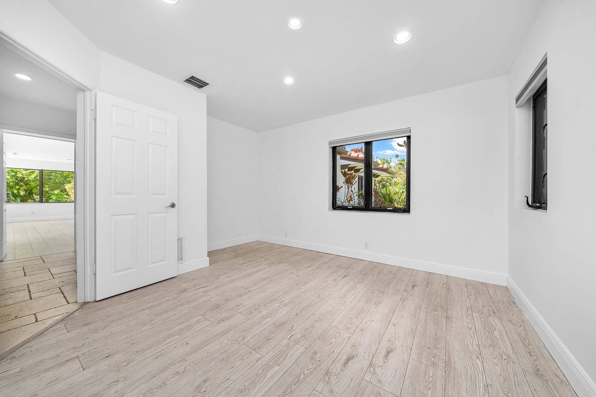 4950 Thoroughbred Lane, Southwest Ranches, FL 33330 Bright room featuring light wood-finish flooring, recessed lighting, and white baseboards