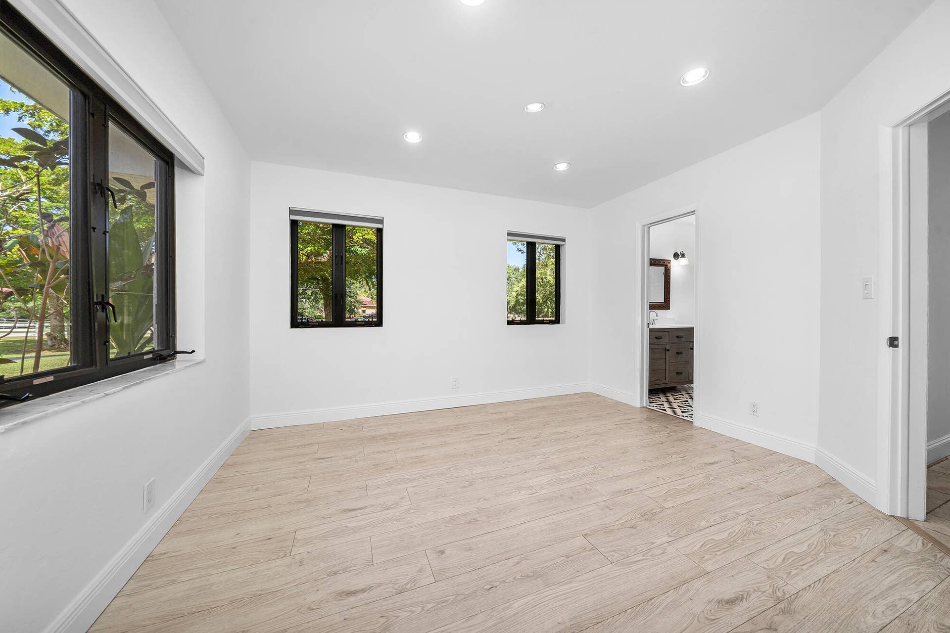 4950 Thoroughbred Lane, Southwest Ranches, FL 33330 On-suite, light wood-finish flooring in an interior room with recessed lighting