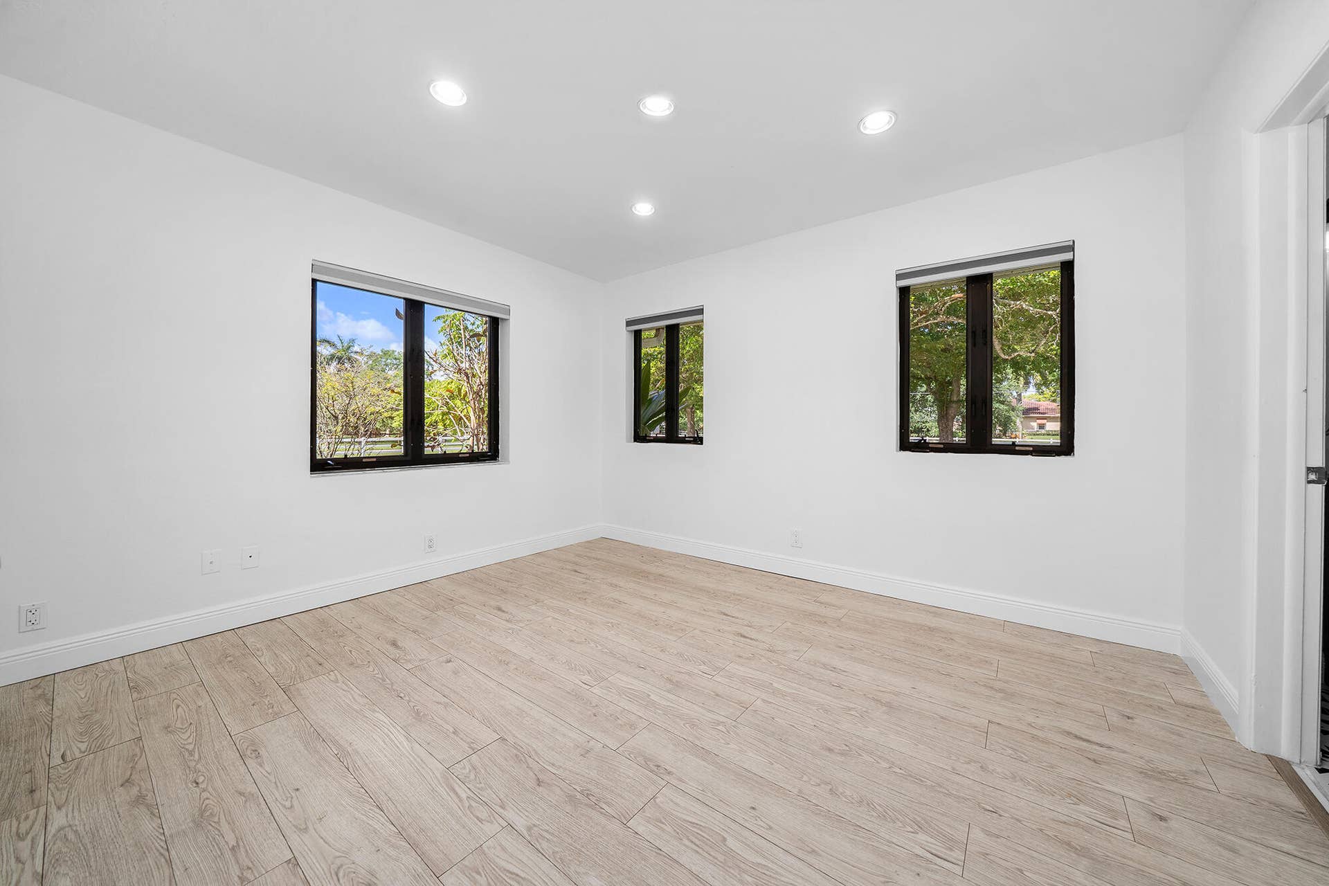 4950 Thoroughbred Lane, Southwest Ranches, FL 33330 Spacious room featuring light wood-finish flooring, recessed lighting.