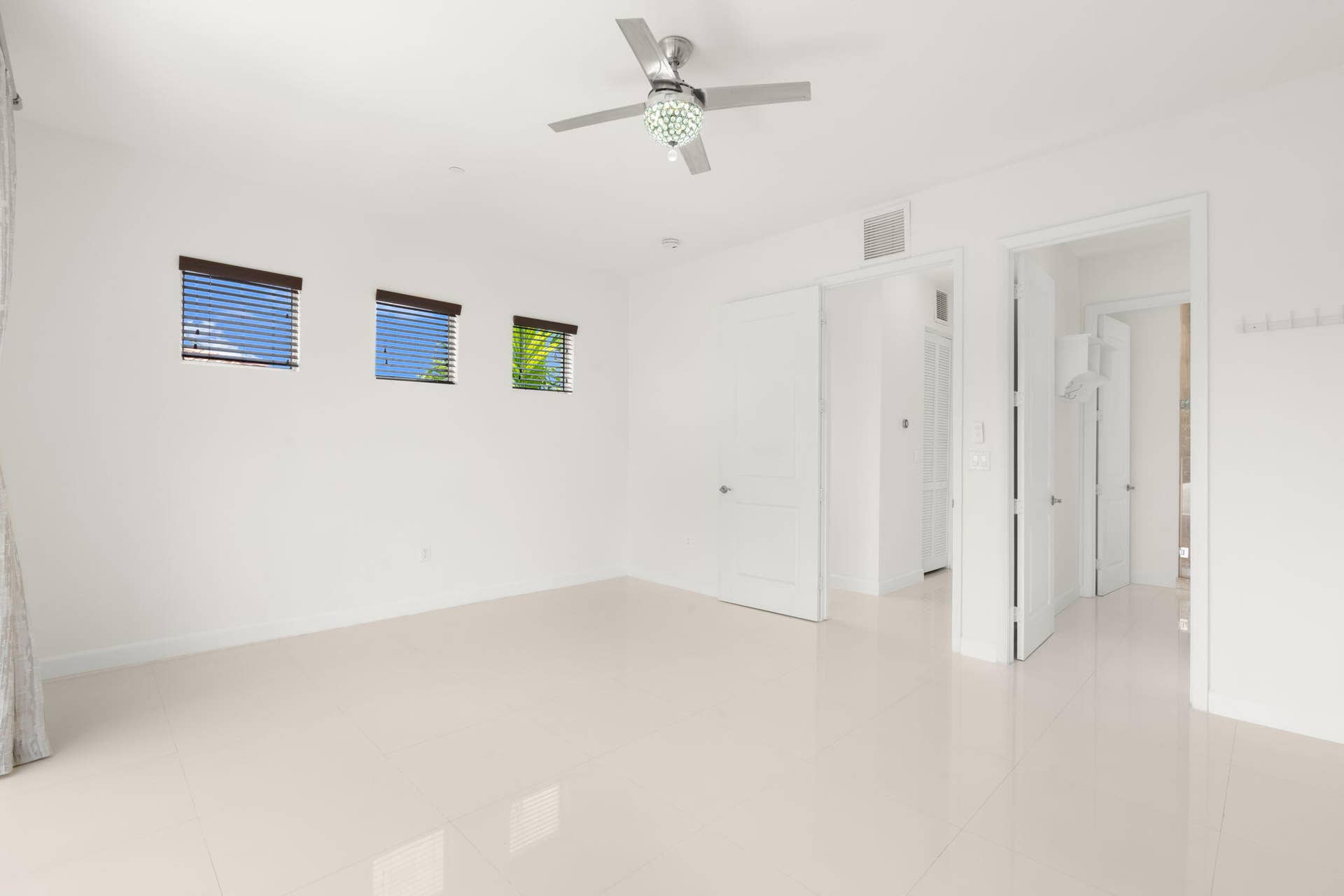 622 NE 10th Avenue, Fort Lauderdale, FL 33304 30-web-or-mls-622 NE 10th Ave Fort Laude