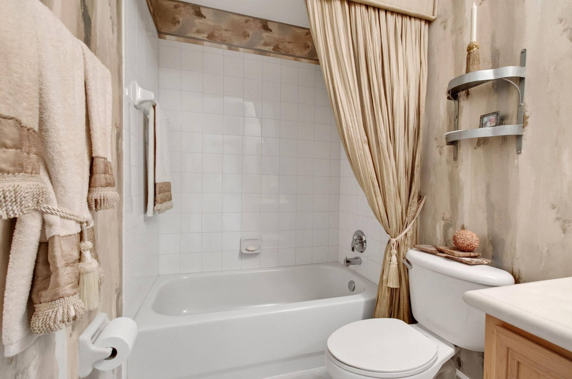 2096 STONINGTON Terrace, West Palm Beach, FL 33411 Elegant Guest Bathroom