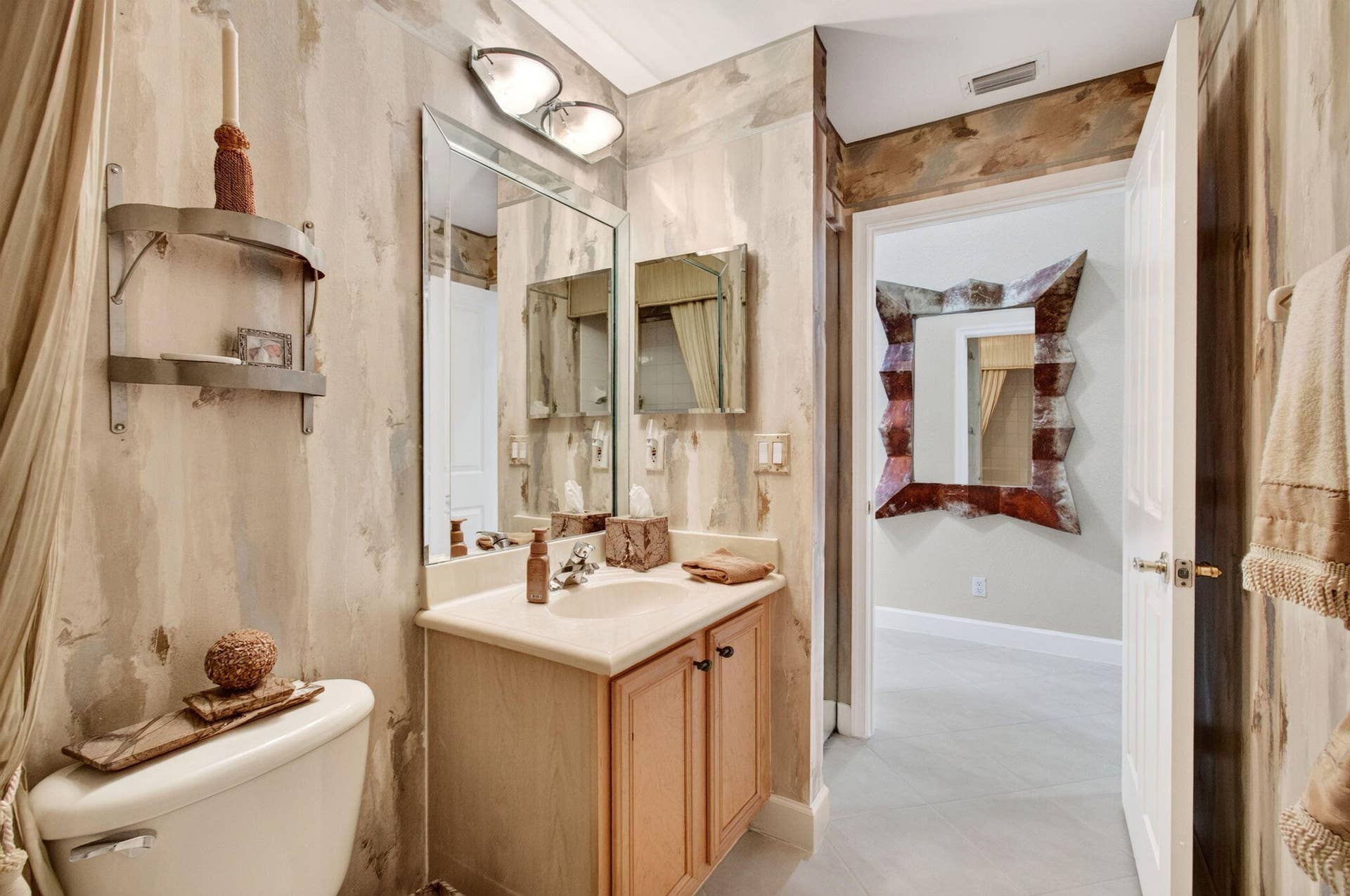 2096 STONINGTON Terrace, West Palm Beach, FL 33411 Extra Linen Closet
