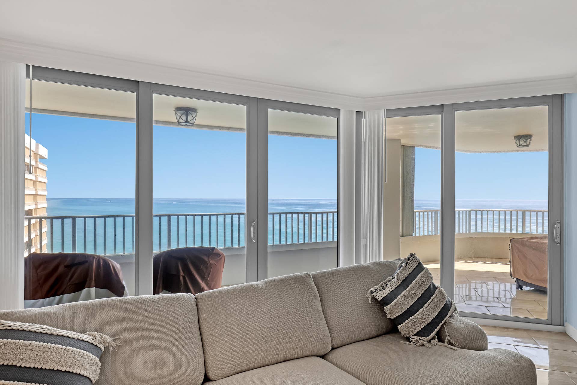 5200 N OCEAN Drive N, #1201, Singer Island, FL 33404 Living room