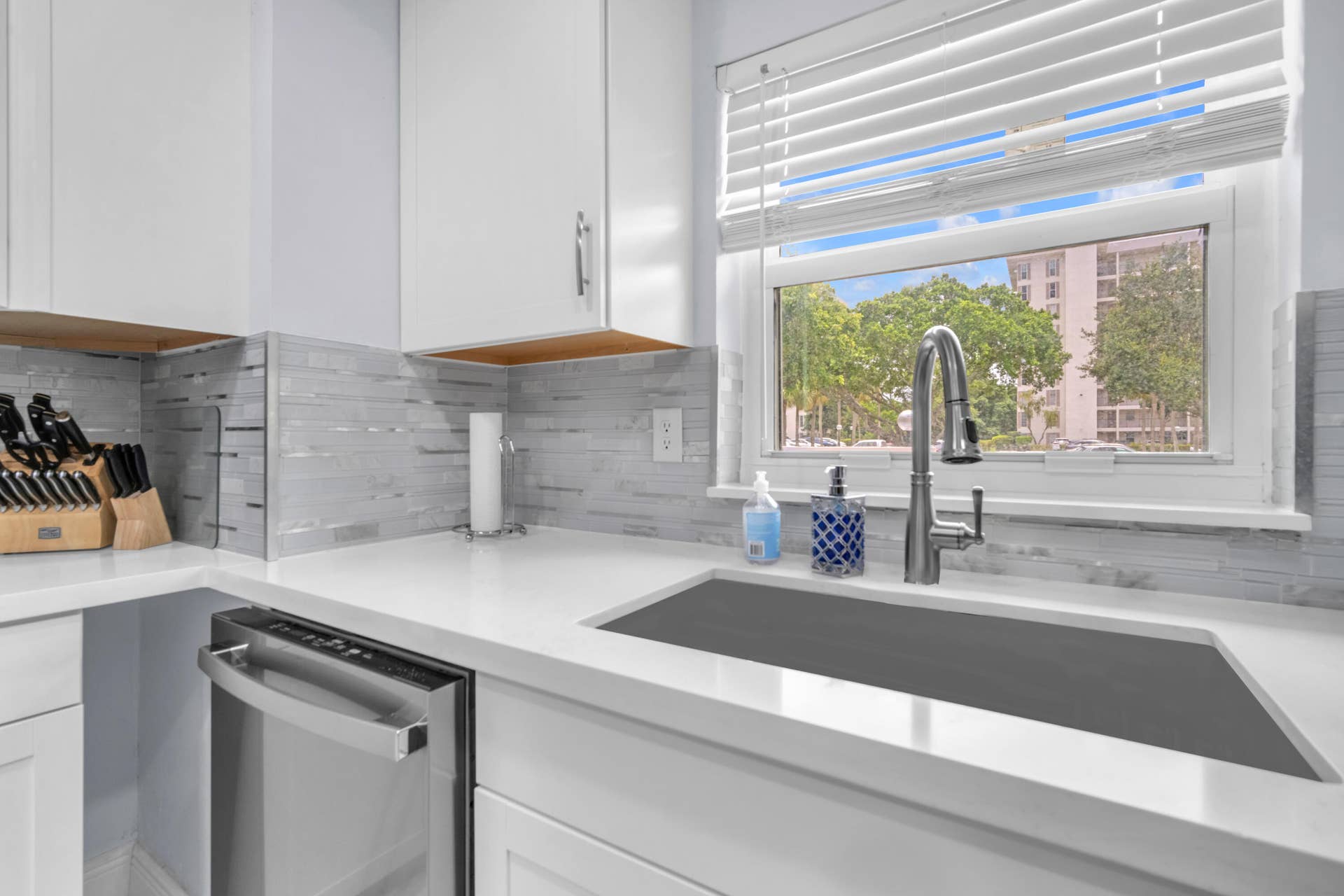 3119 N Palm Aire Kitchen (2)