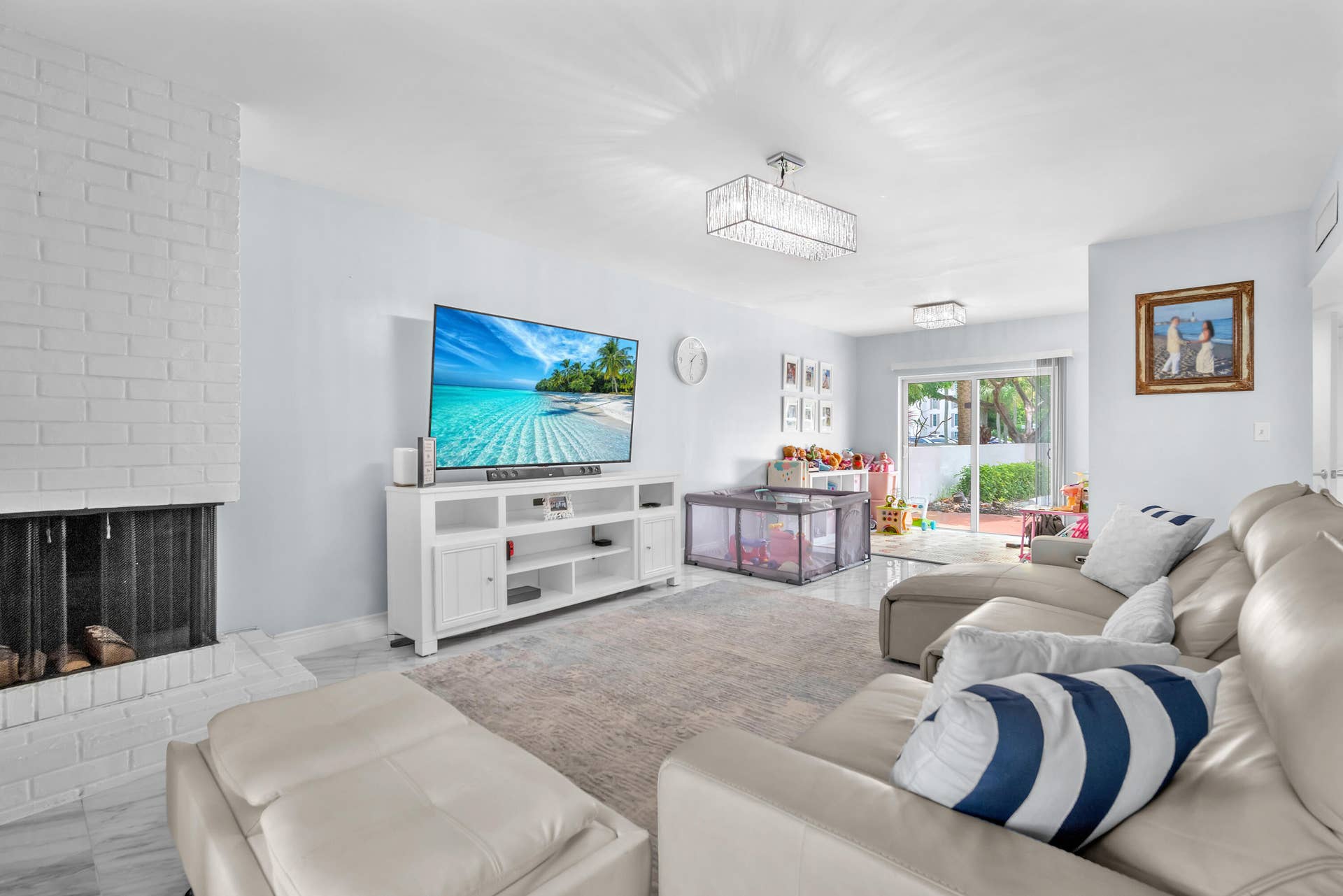 3119 N Palm Aire Living Room (3)