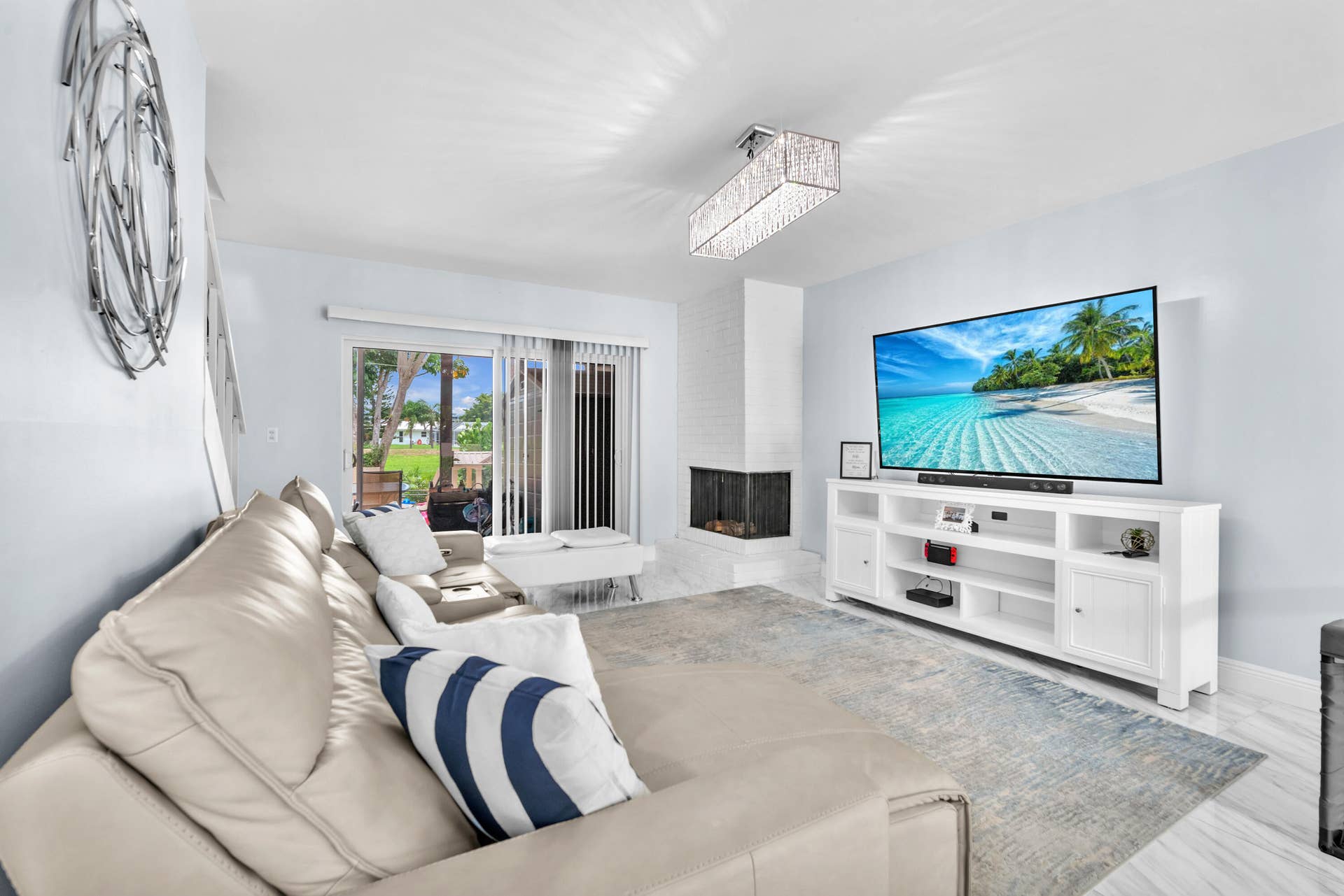 3119 N Palm Aire Living Room