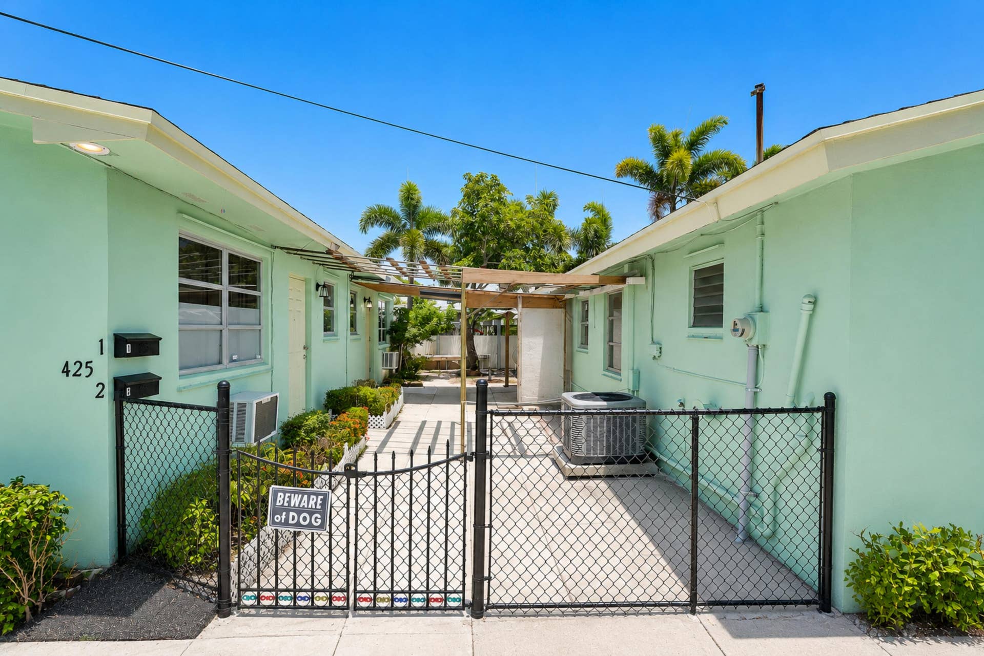 425 CHURCHILL Road, West Palm Beach, FL 33405 CourtYard