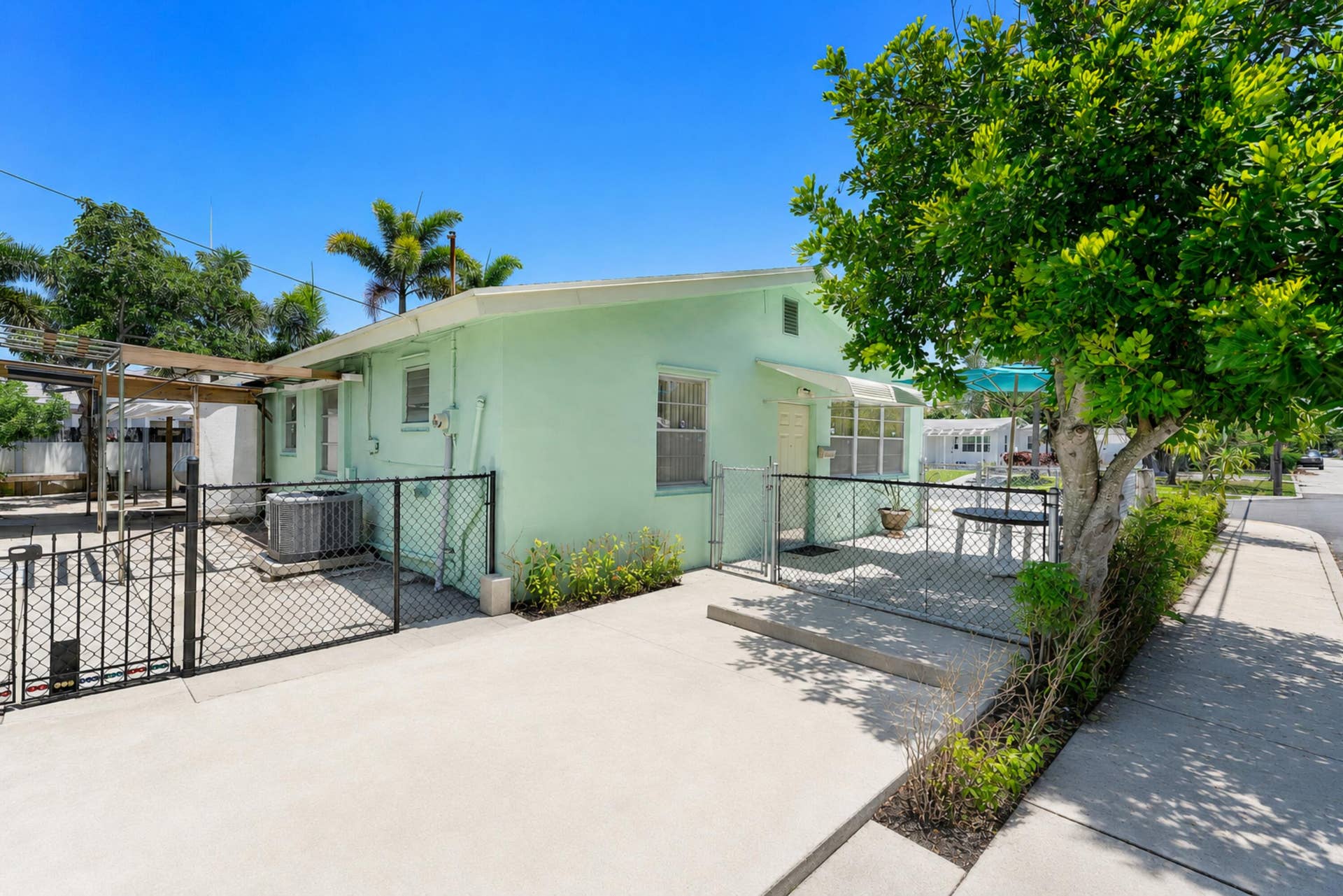 425 CHURCHILL Road, West Palm Beach, FL 33405 11
