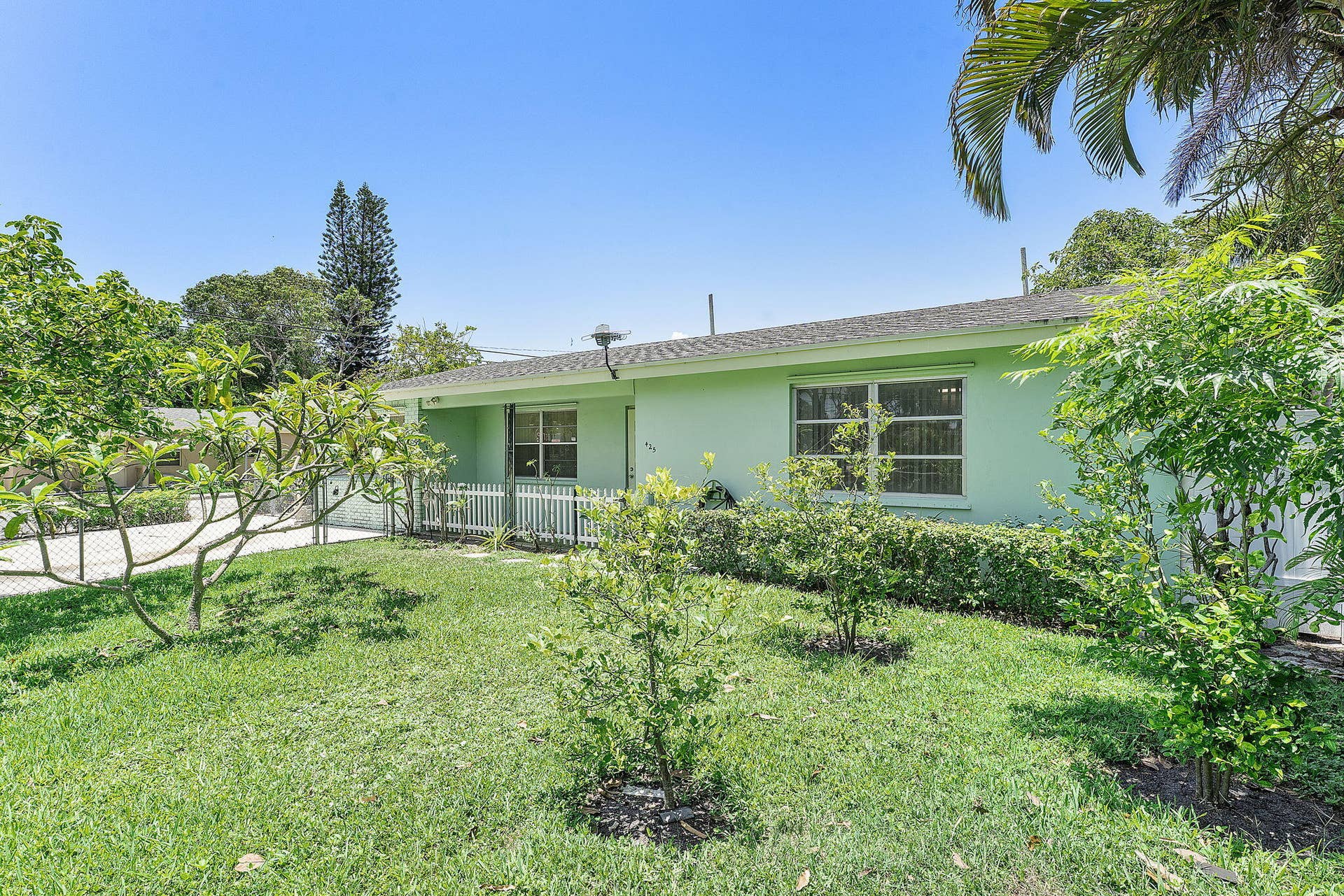 425 CHURCHILL Road, West Palm Beach, FL 33405 21-web-or-mls-DSC01857