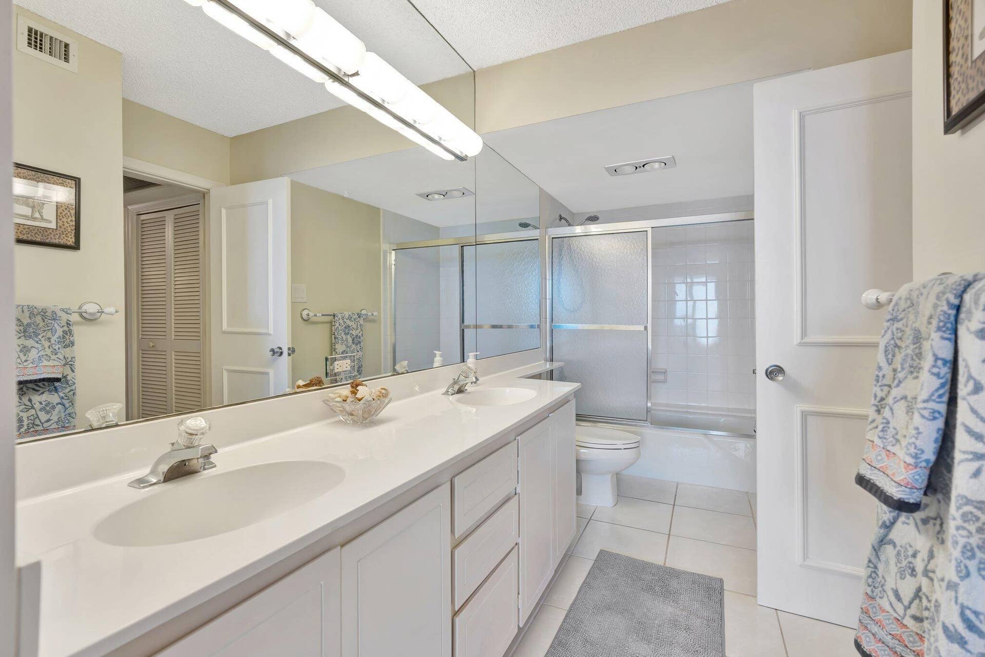 Access from hall and guest en suite