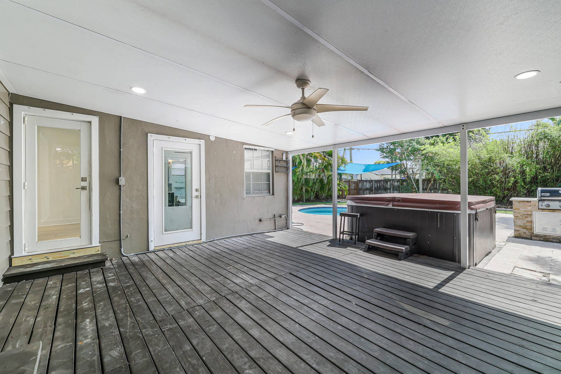 1432 NE 2ND Avenue, Fort Lauderdale, FL 33304 Covered patio