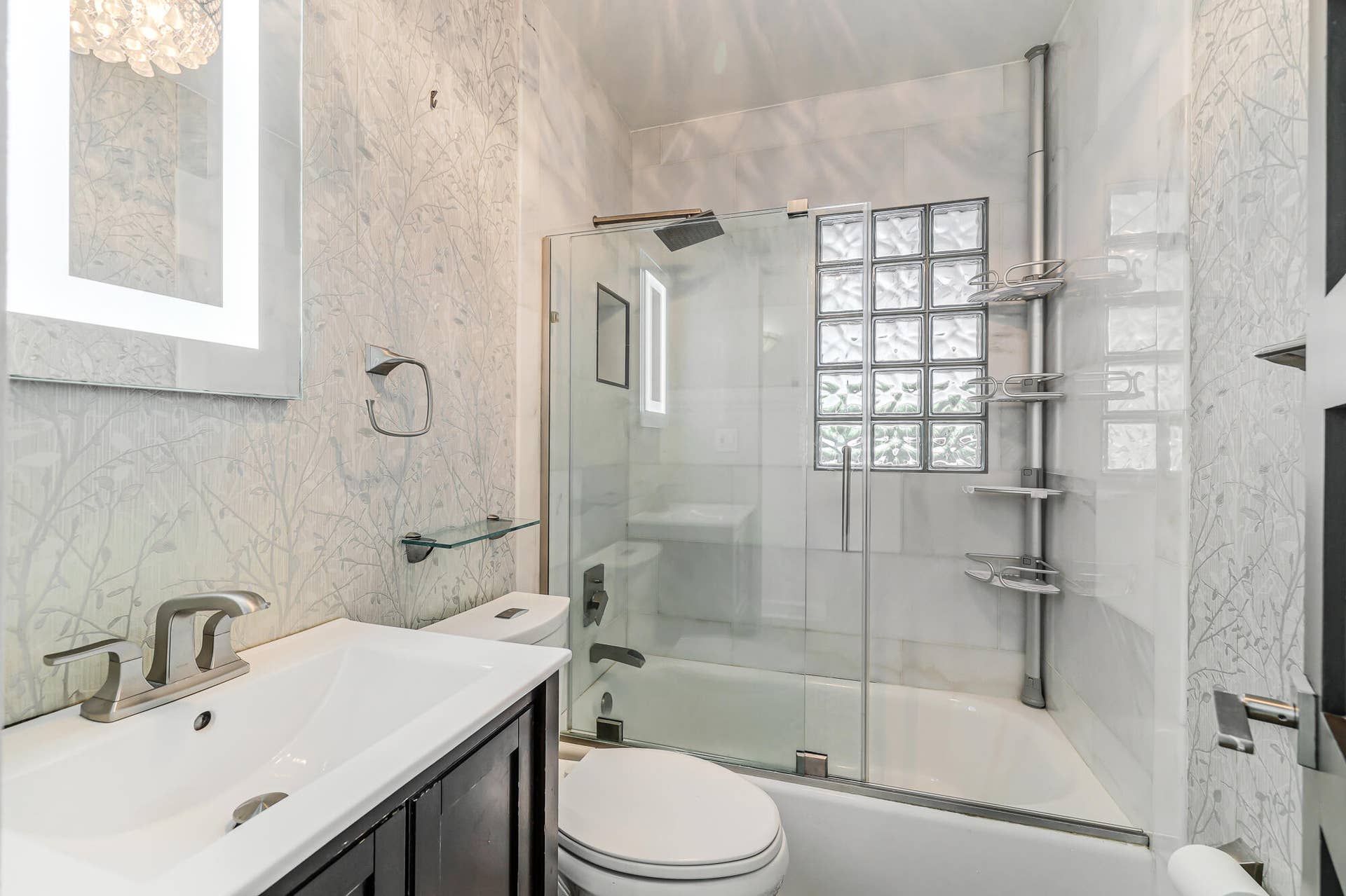 1432 NE 2ND Avenue, Fort Lauderdale, FL 33304 Guest bath
