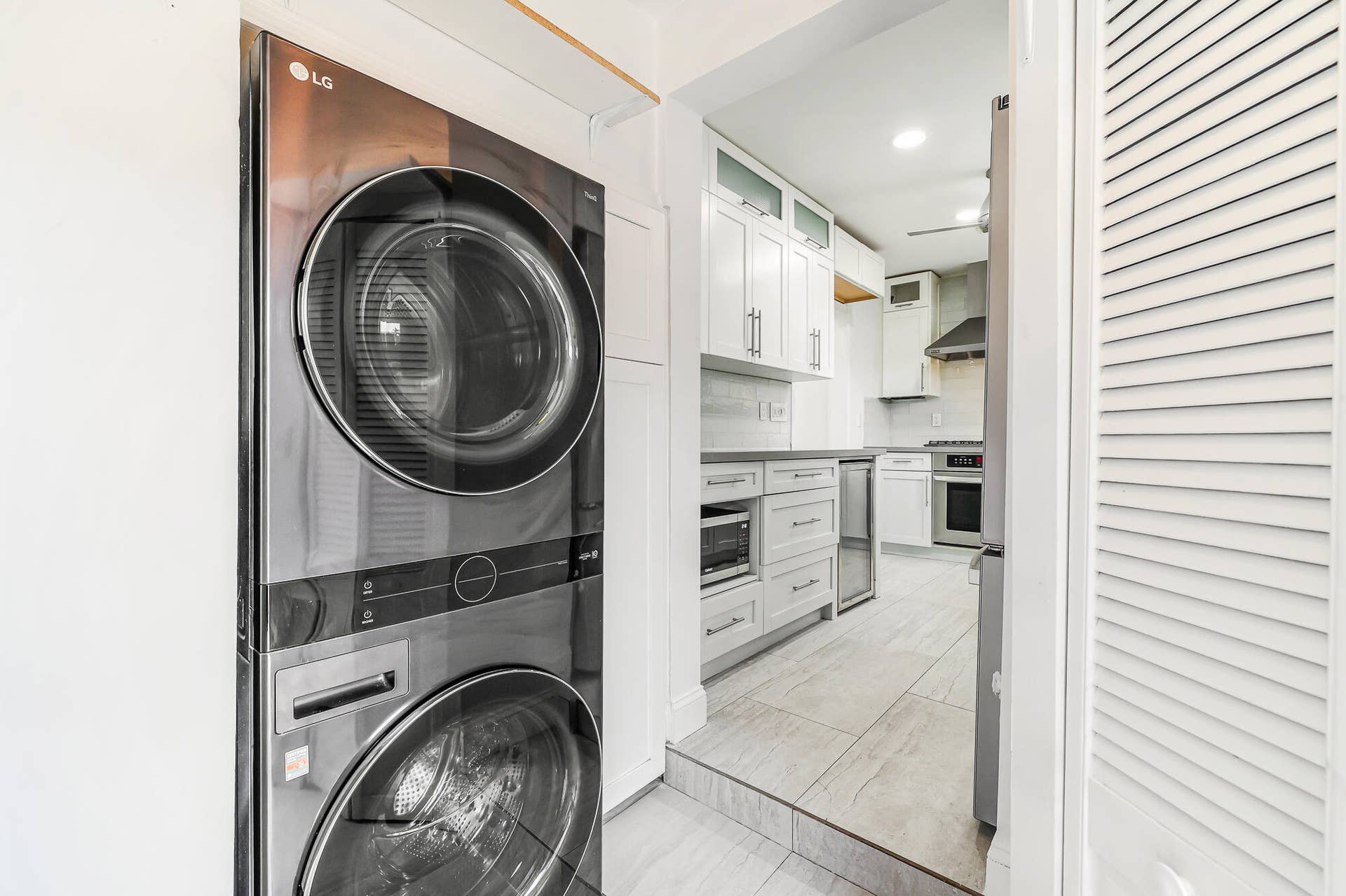 1432 NE 2ND Avenue, Fort Lauderdale, FL 33304 Full size washer/dryer