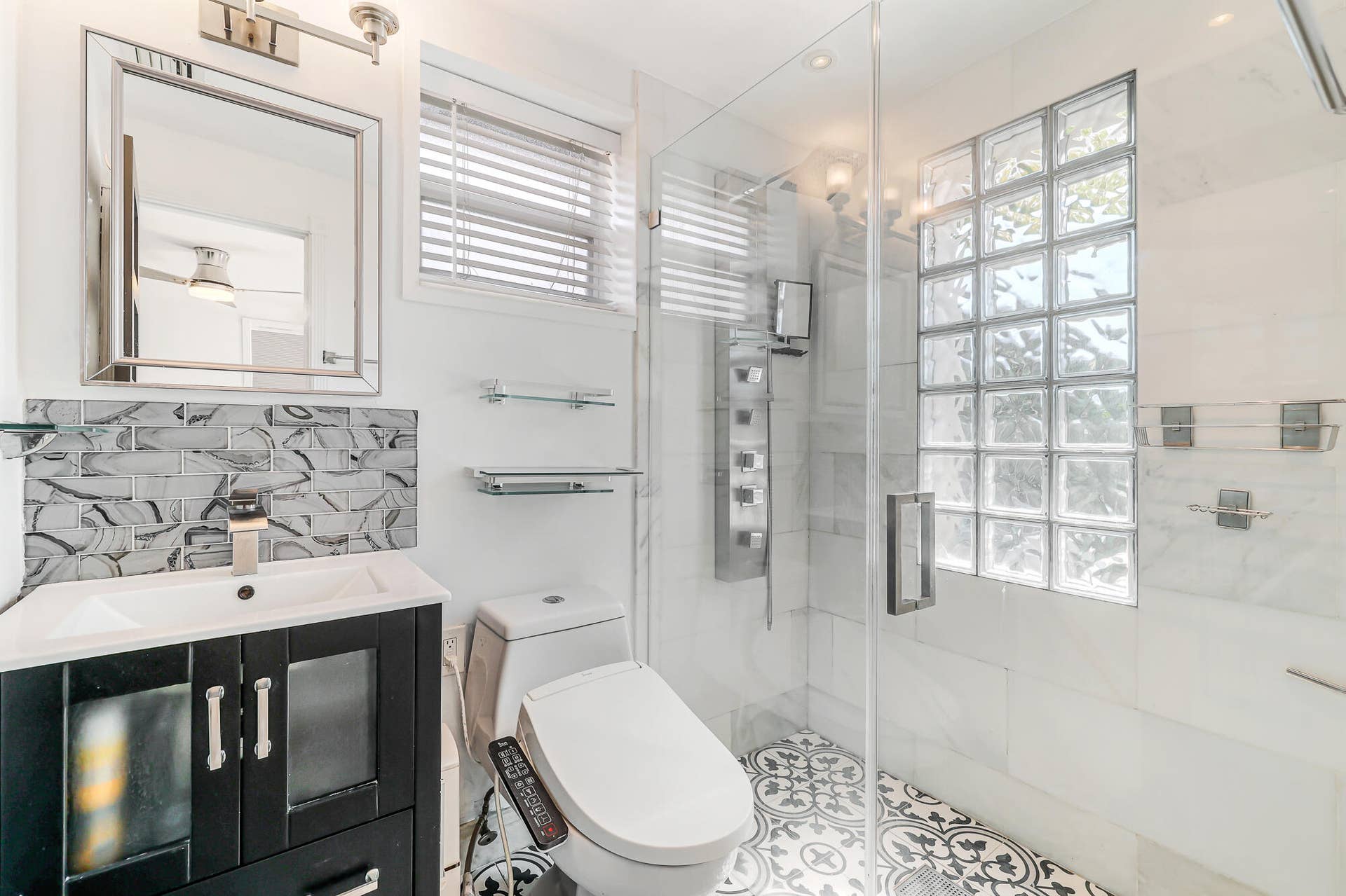 1432 NE 2ND Avenue, Fort Lauderdale, FL 33304 Primary bath
