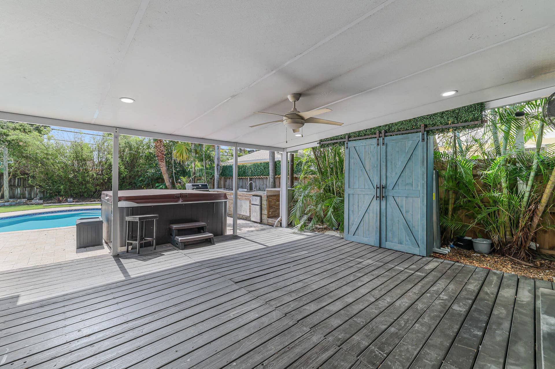 1432 NE 2ND Avenue, Fort Lauderdale, FL 33304 Covered patio