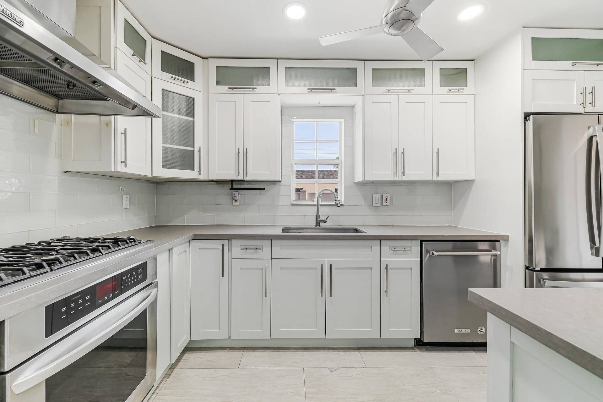 1432 NE 2ND Avenue, Fort Lauderdale, FL 33304 A true Chef's kitchen w/gas cook top (Viking)