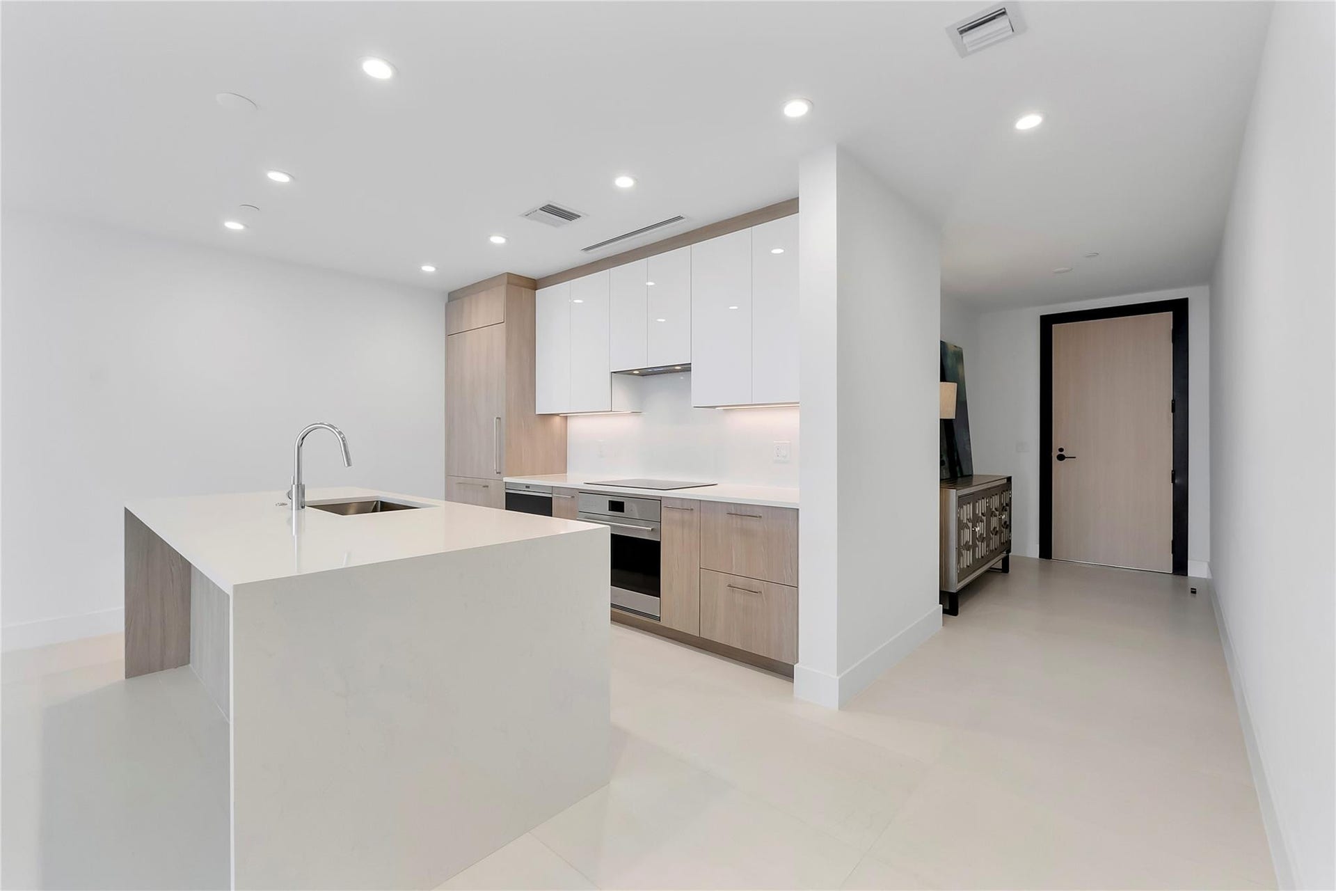 153 N Seabreeze Boulevard N, #1803, Fort Lauderdale, FL 33304 lots of space at the entryway for modern furniture