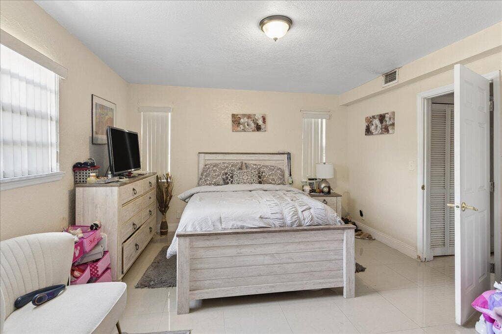 1313 NW 13TH Court, Fort Lauderdale, FL 33311 11-U9A7551
