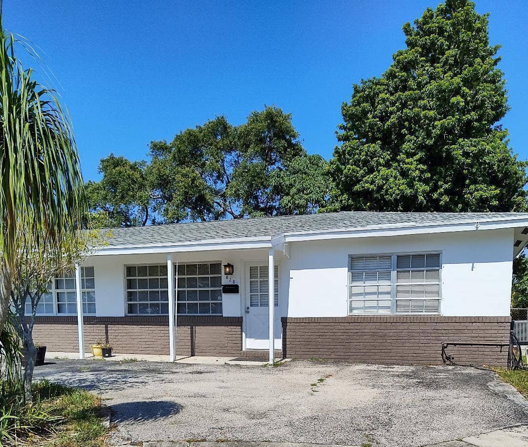 828 PROSPERITY FARMS Road, North Palm Beach, FL 33408 Front View from street