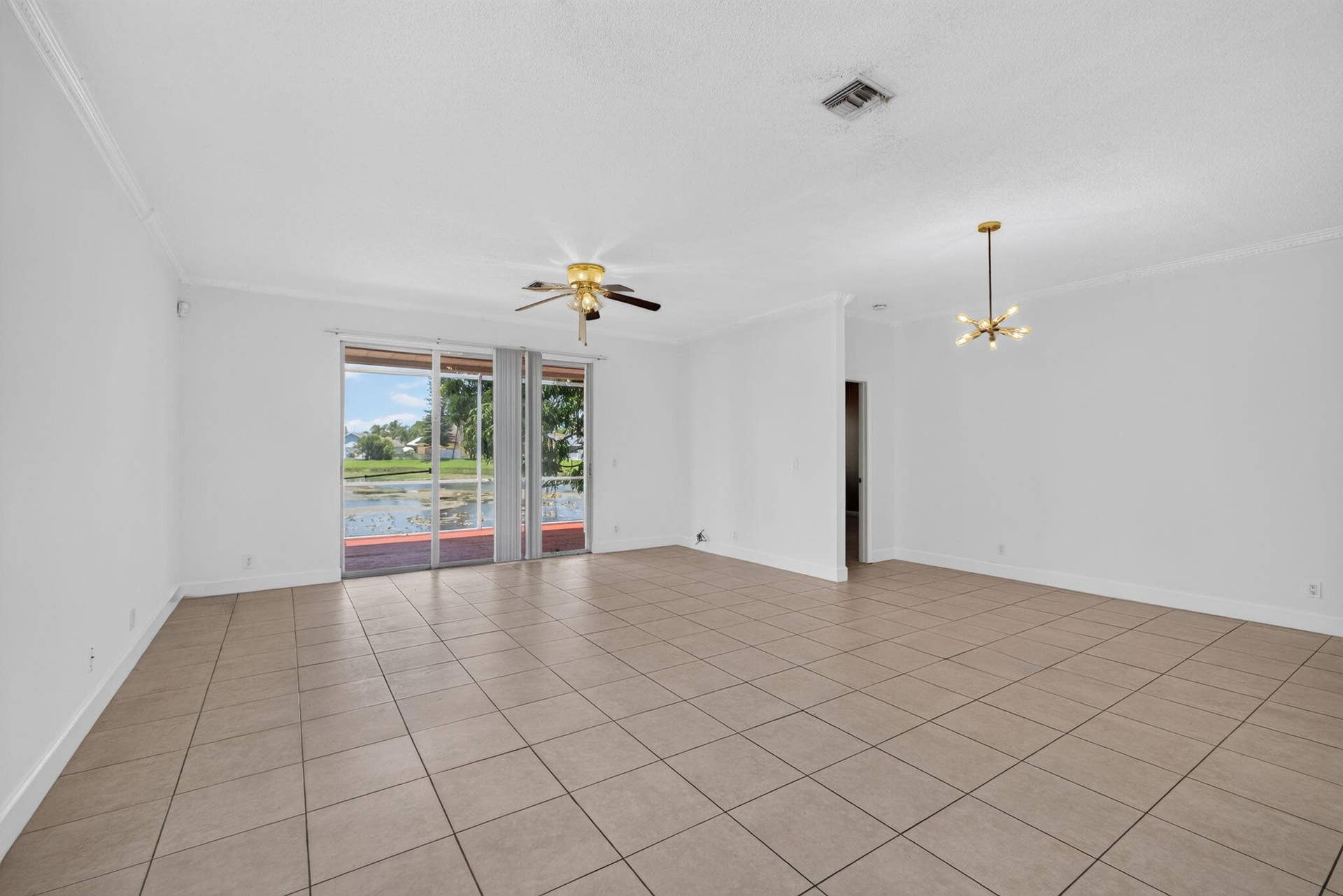 3871 Circle Lake Drive, West Palm Beach, FL 33417 Great room w lake view