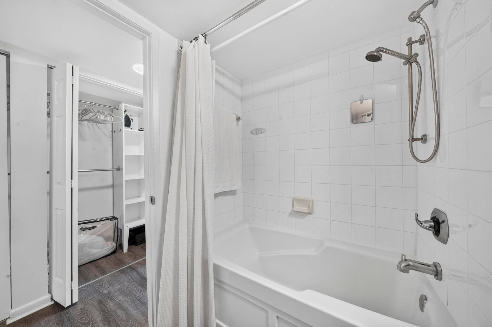 Primary en-suite bathroom