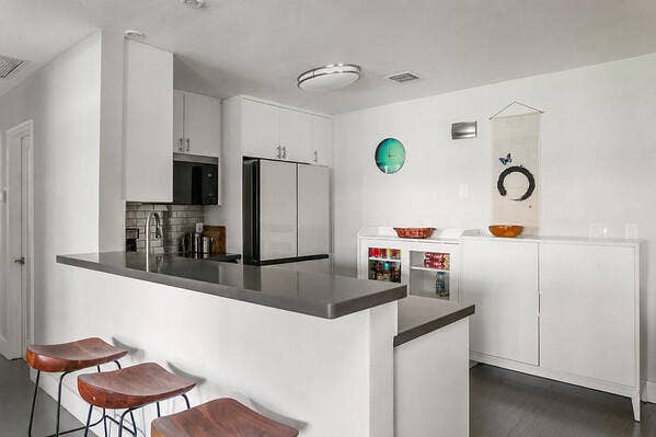 Breakfast bar w/granite countertop