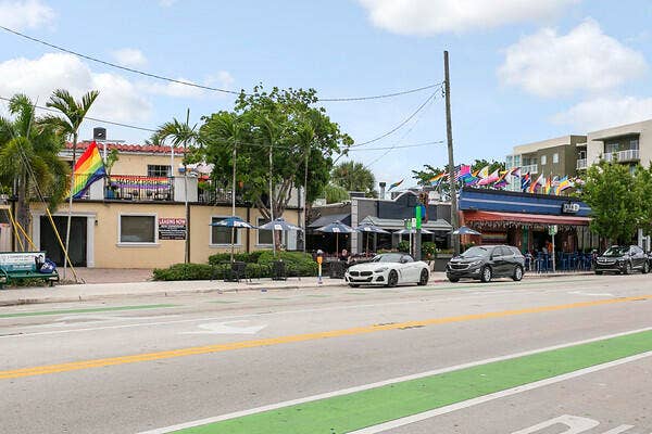 Close to Wilton Dr. Restaurants & Nightlife