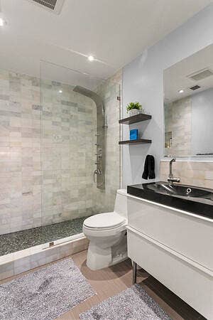 Primary BA w/walk-in shower