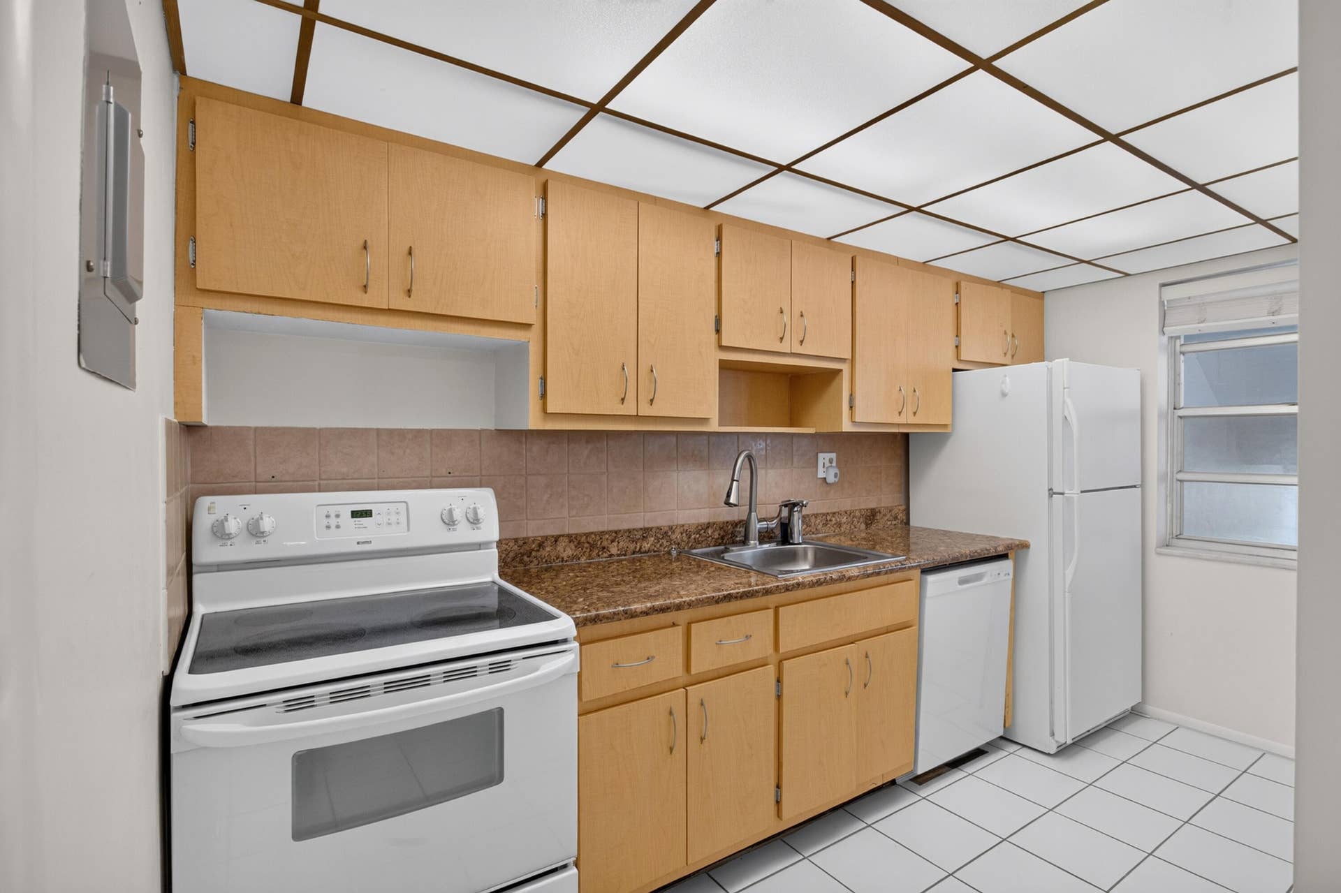 6903 Cypress Road, #B23, Plantation, FL 33317 Kitchen