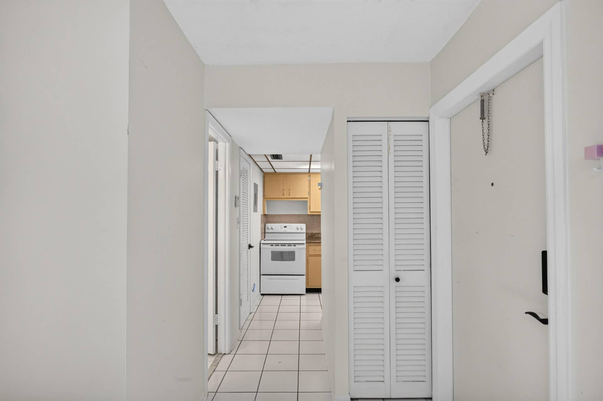 6903 Cypress Road, #B23, Plantation, FL 33317 Foyer