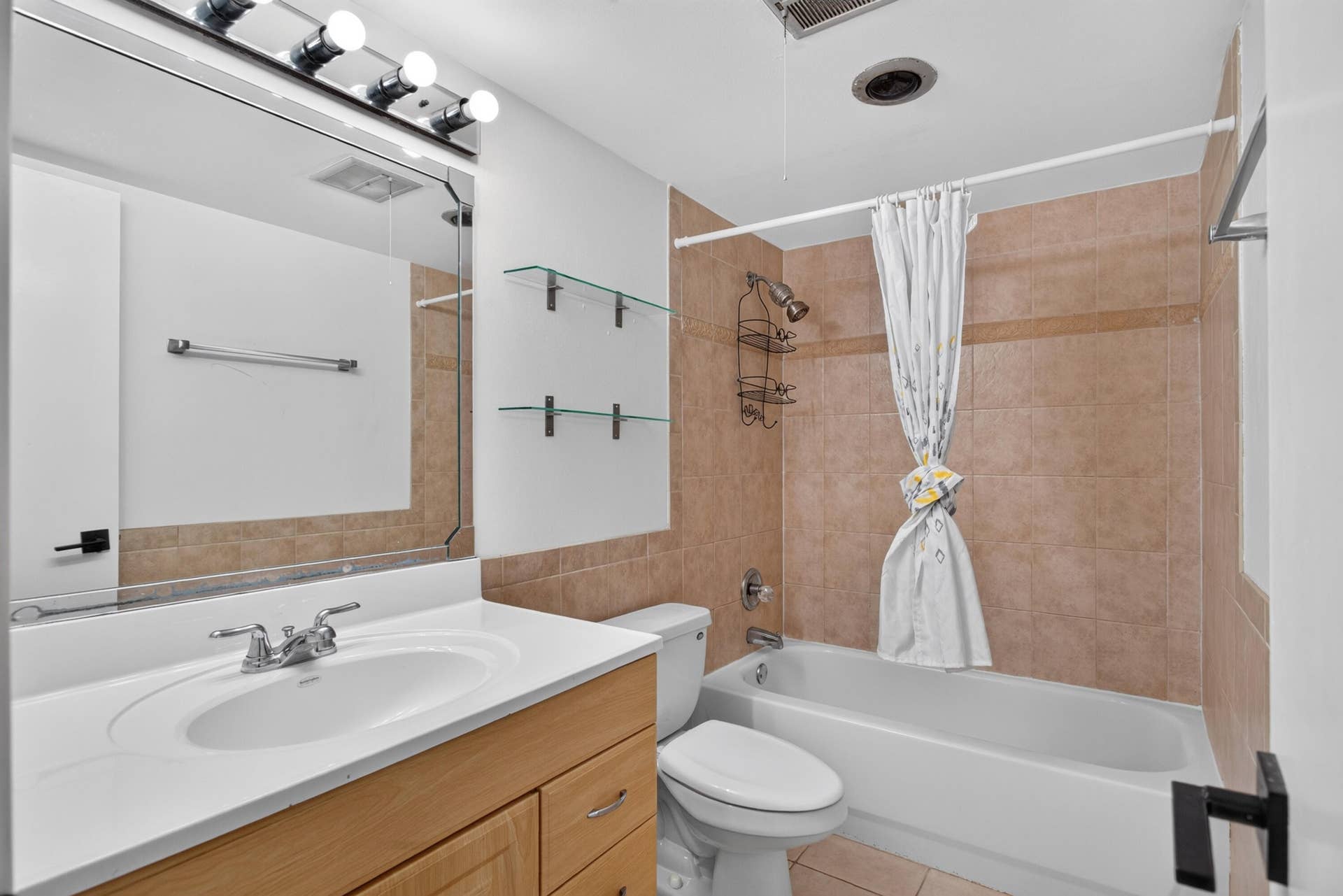 6903 Cypress Road, #B23, Plantation, FL 33317 BATHROOM