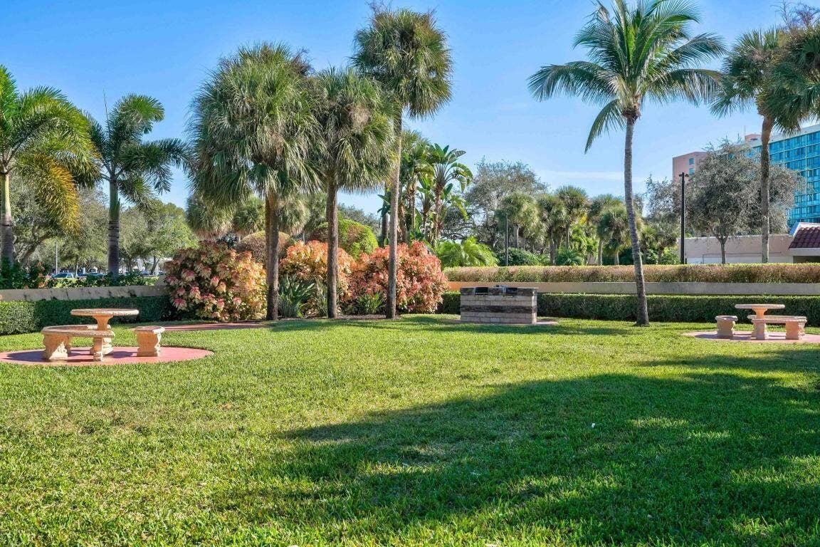 100 UNO LAGO Drive, #402, Juno Beach, FL 33408 Picnic/BBQ Area