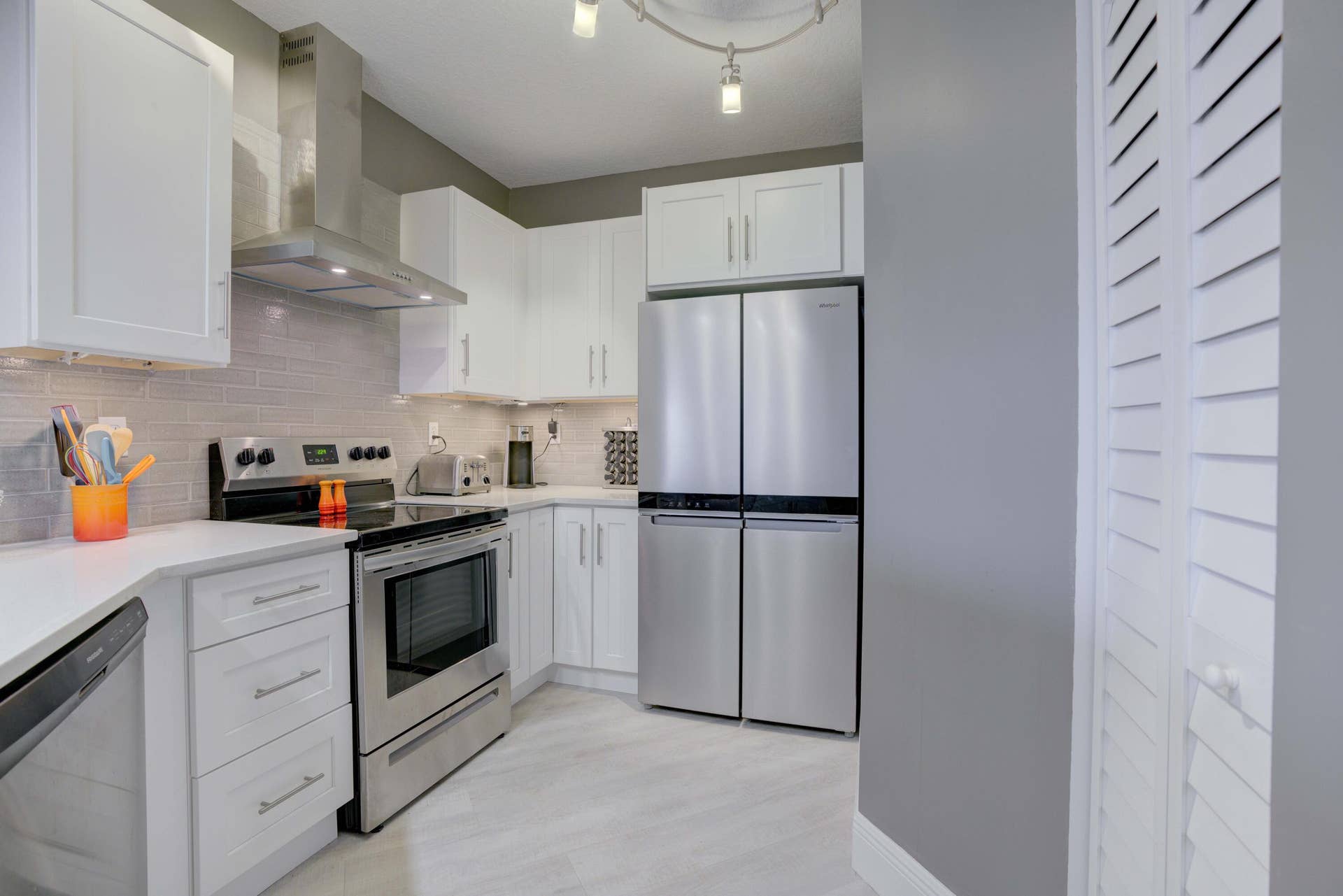 100 UNO LAGO Drive, #402, Juno Beach, FL 33408 Kitchen
