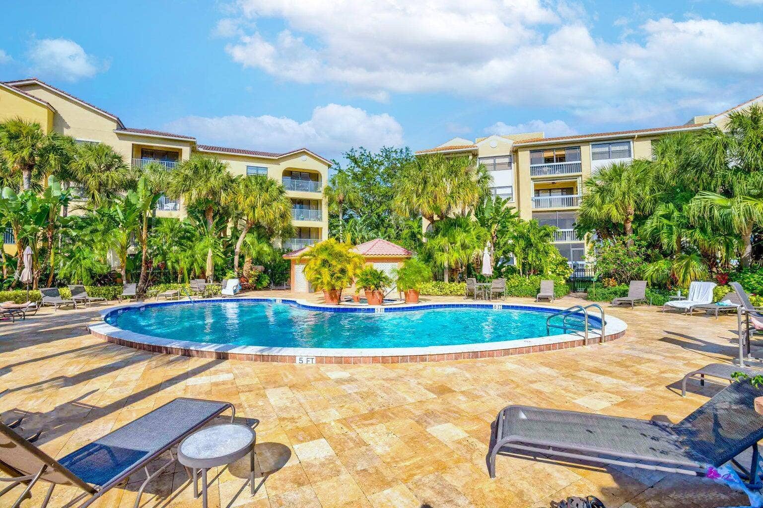 100 UNO LAGO Drive, #402, Juno Beach, FL 33408 Lagoon Pool