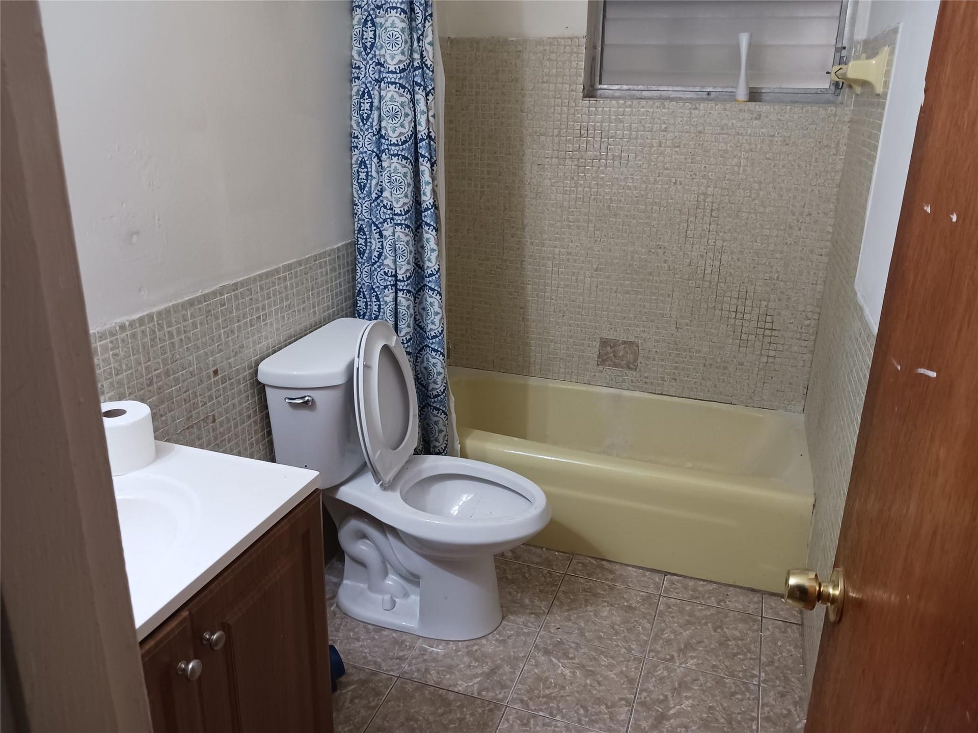 7757 SE EMBASSY Boulevard, Miramar, FL 33023 Bathroom featuring a built-in bathtub, a toilet, and a vanity with a white countertop