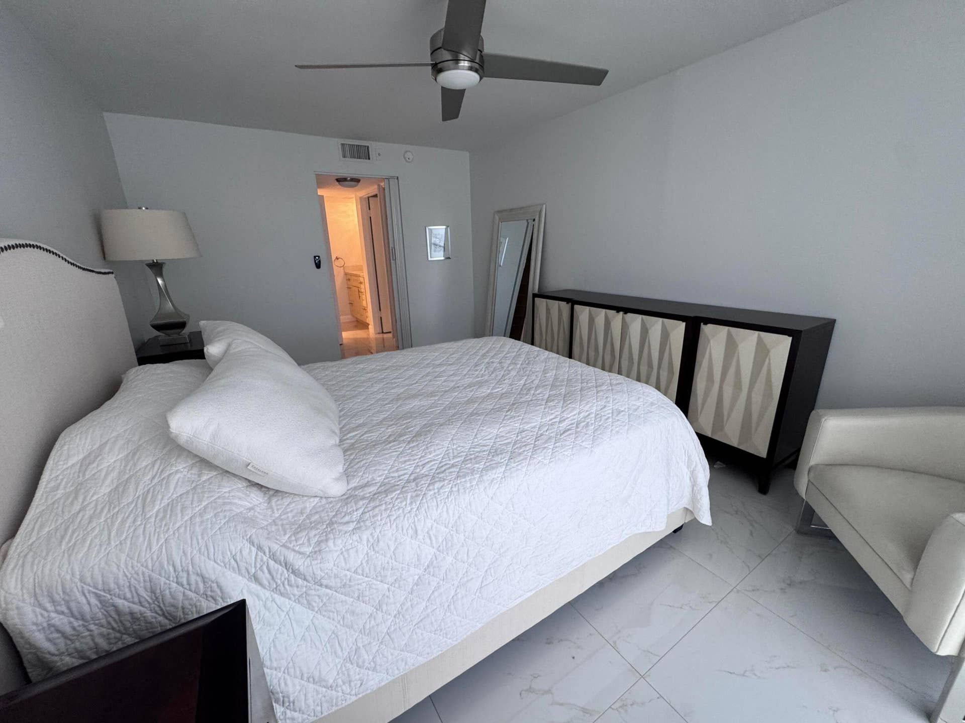 King size bed with extra seating area